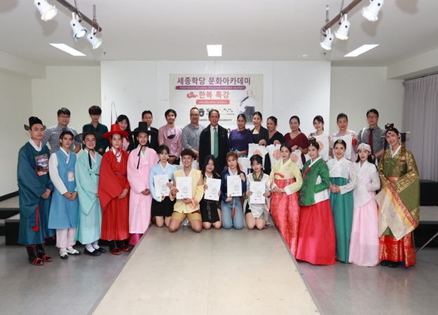 “ชุดฮันบก” จากเด็กแฟชั่น ม.เกษมบัณฑิต และศูนย์วัฒนธรรมเกาหลี ได้ขึ้นรันเวย์แฟชั่นโชว์!!