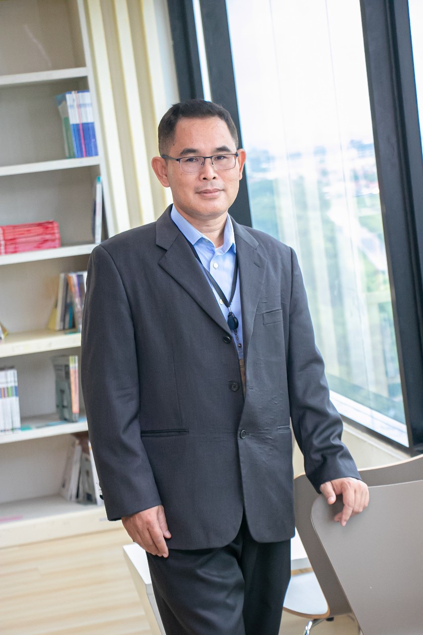 อาจารย์มงคล กล้าผจญ (หัวหน้าสาขาวิชาการจัดการสมัยใหม่) แขนงการจัดการธุรกิจสมัยใหม่