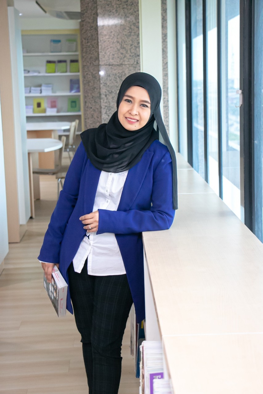 อาจารย์อนุชมา ธูปแก้ว (หัวหน้าสาขาวิชาธุรกิจดิจิทัล)