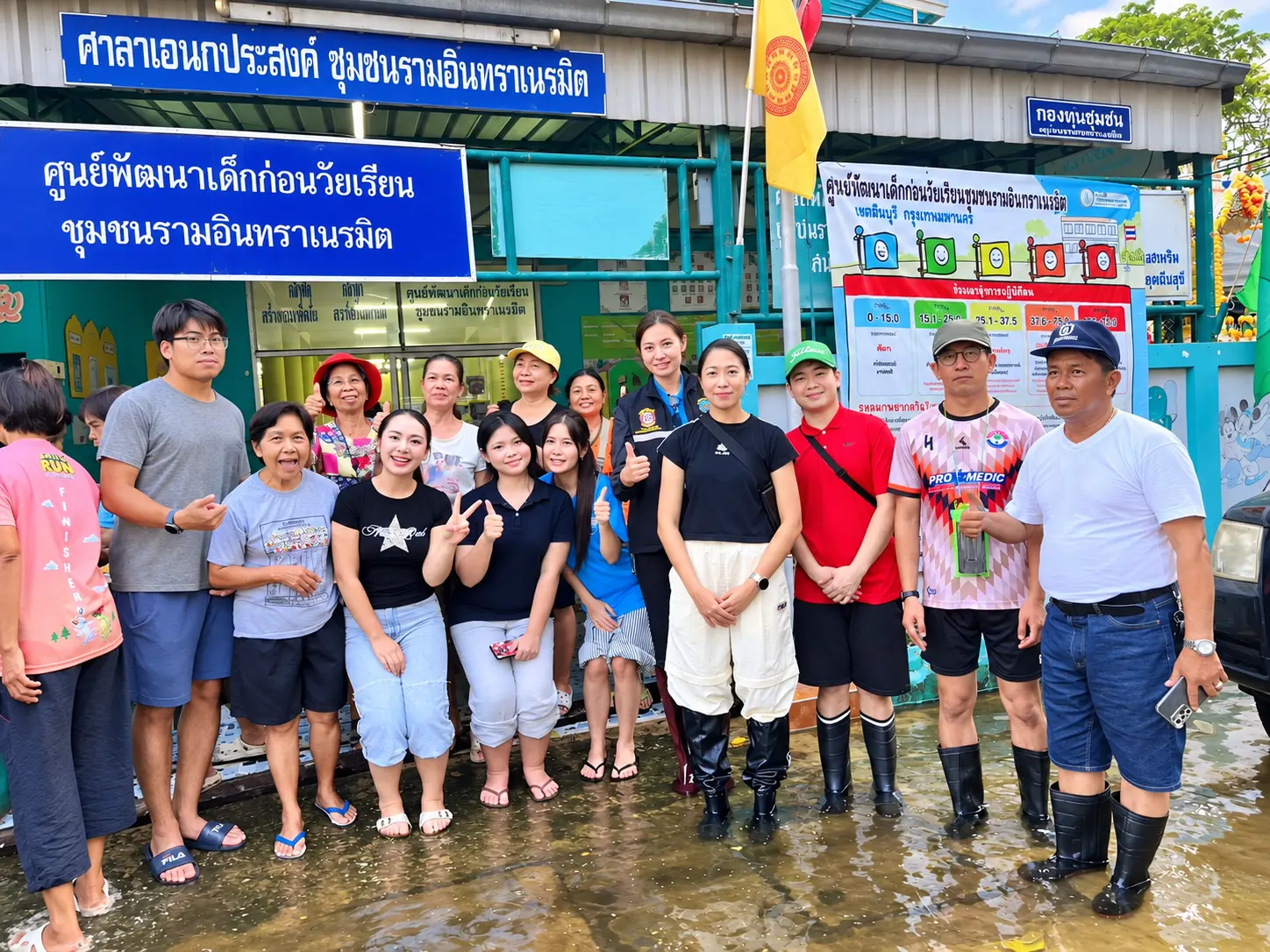 Distributing Kasem Bundit University relief meals in Min Buri