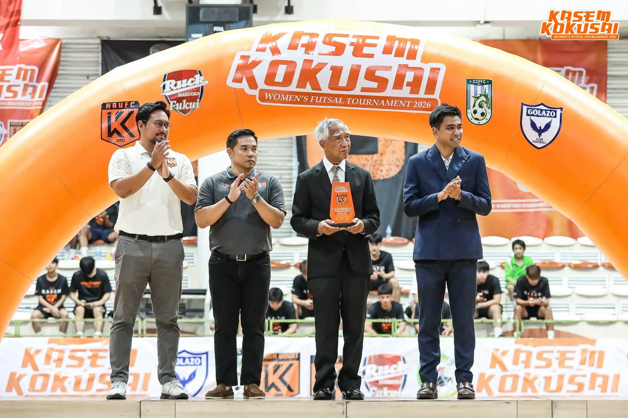 Dr. Vallop Suwandee Kasem Bundit University Trophy Presentation